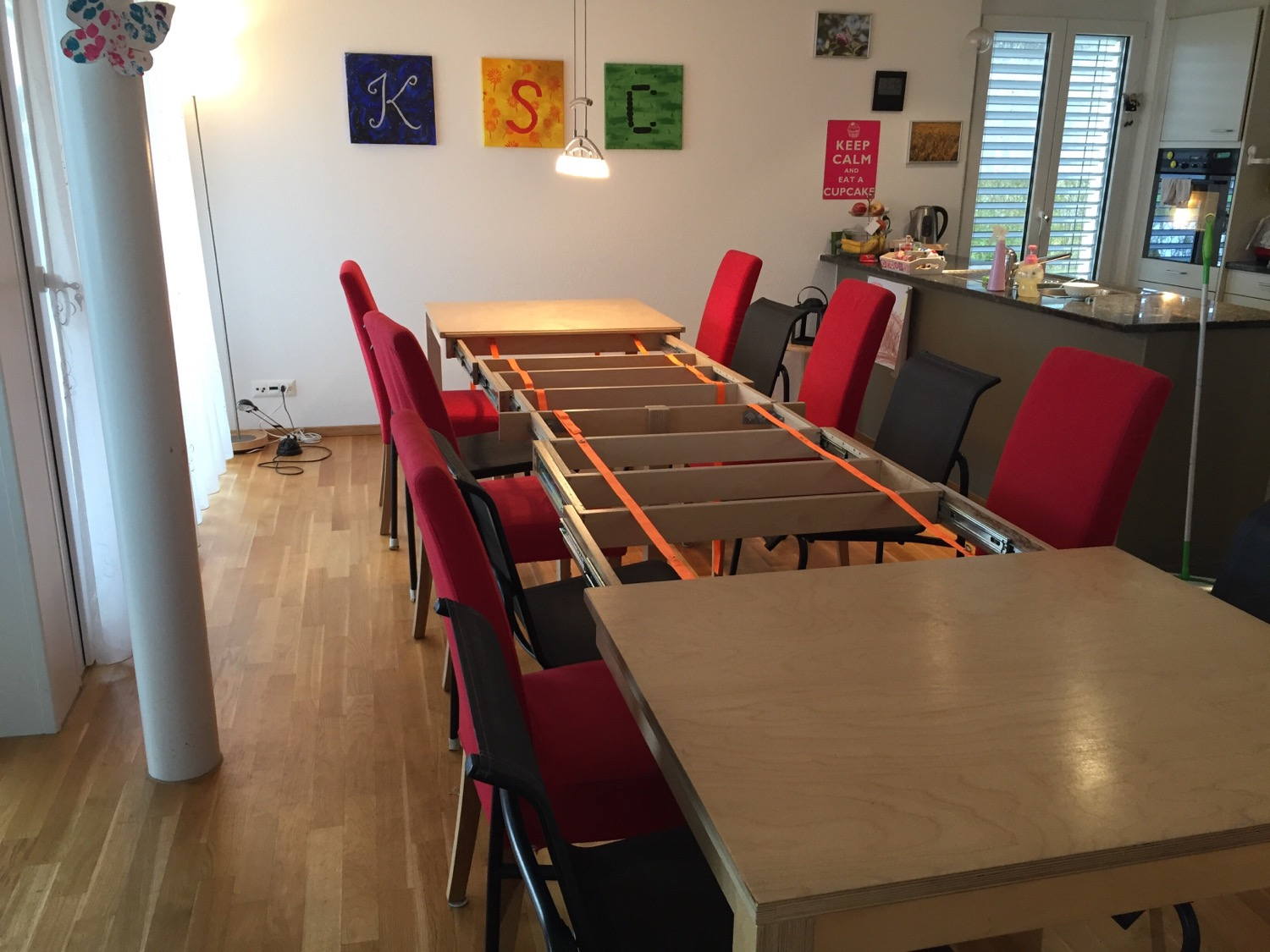 Getting ready for the party. A big table is always handy ;-)

