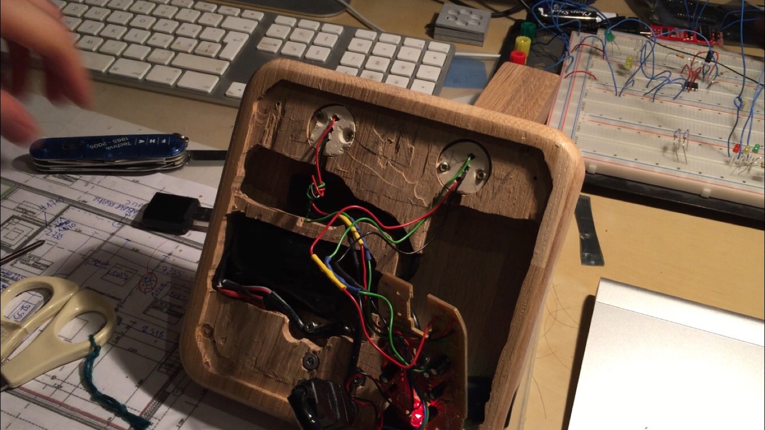 Fixing the sound card in the headphone stand.
