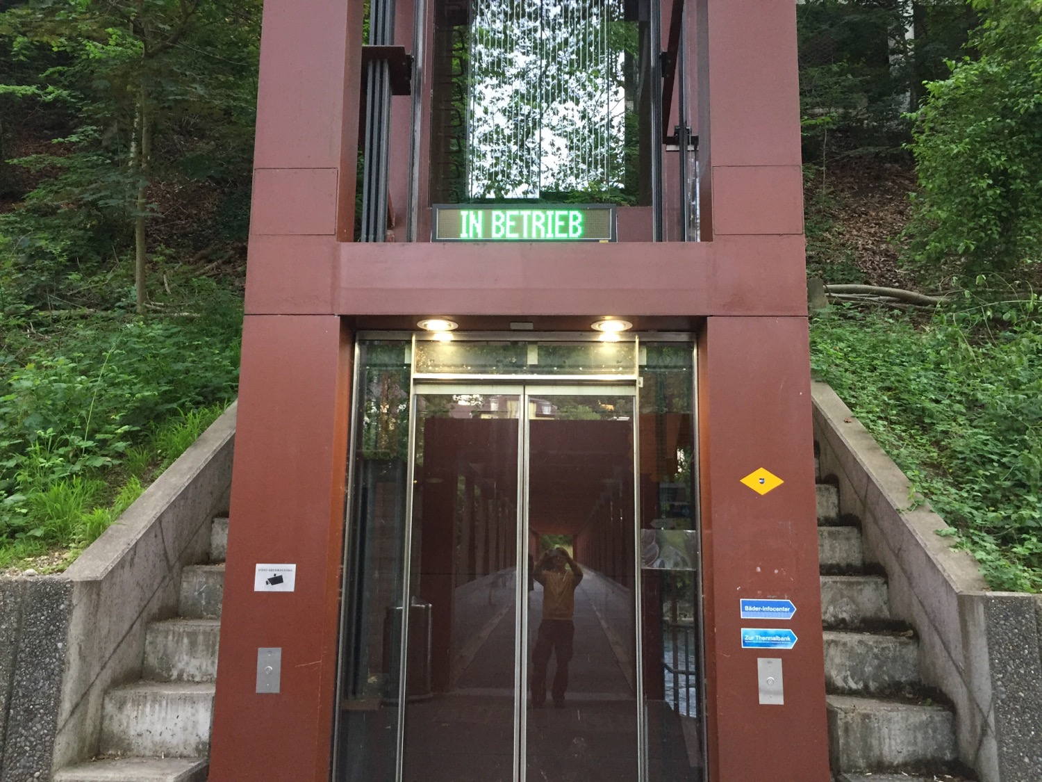 When the elevator is so unreliable that you need a big sign telling you wether its active or shut down 😎😂.
