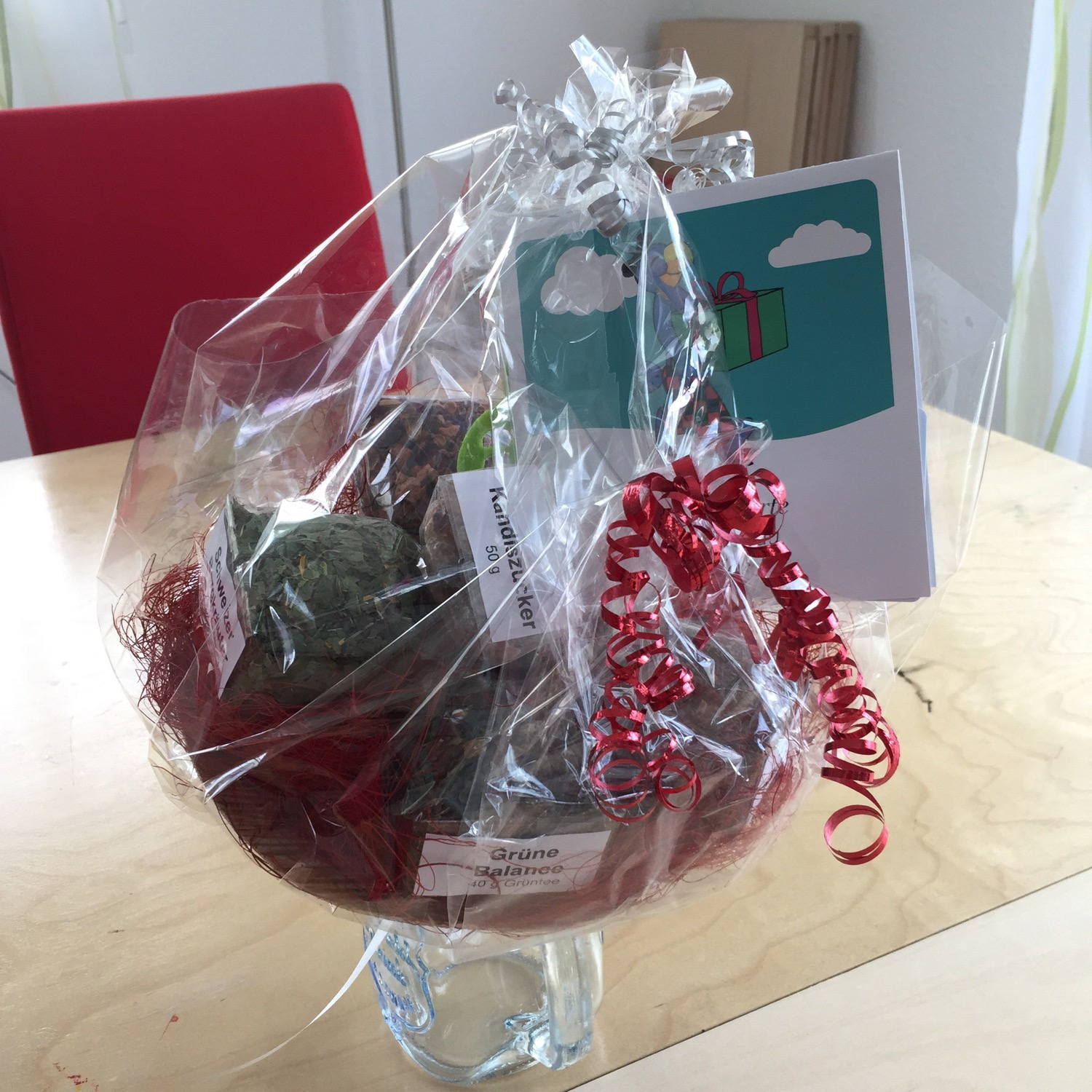 An ”tee-flower” bouquet. Looking forward to the Strawberry-Rhubarb flavored Rooibos tee!
