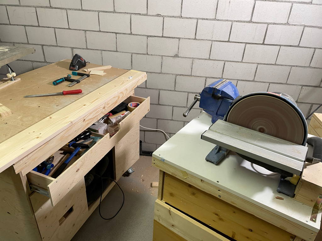 Back in the shop. And I love my shop furniture on casters. The best solution for a small shop.
