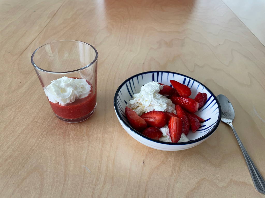 Still more Strawberry desserts. On the left a strawberry shake and on the right with vanilla ice and cream. I love them ;-)
