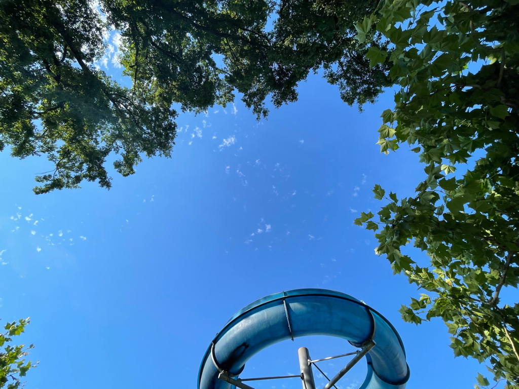 Looking into the sky at the open-air bath.
