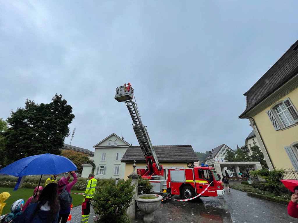 Spent some time at the family day of the local firefighting department. It was fun to rise to the sky with the automatic ladder.
