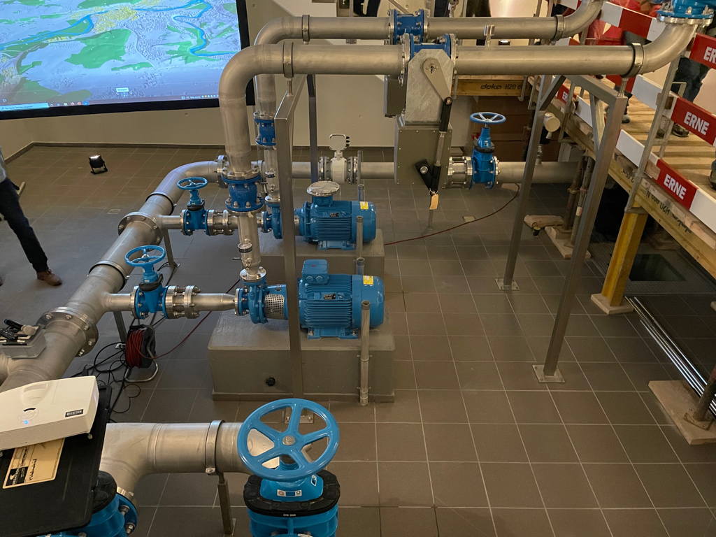 The pumps and pipes needed to fill up the new water reservoir. Today they had a day of open doors and the public was allowed to have a glance inside it. Before it will be filled up with water.
