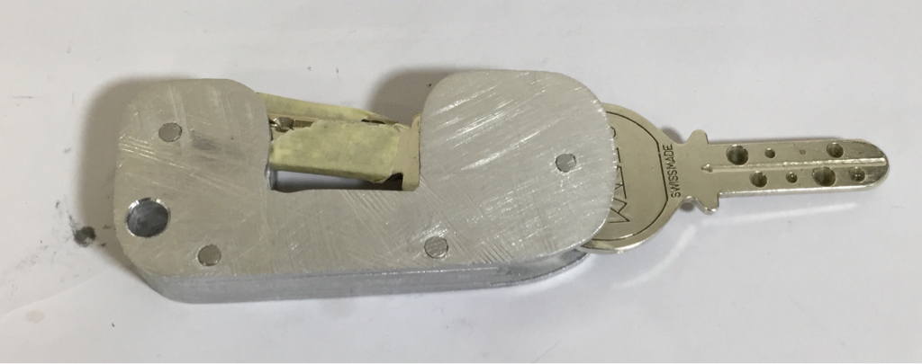 I like aluminium as an uncomplicated building material. Especially as I can work it with my woodworking tools. The image shows a key fob I made out of it.
