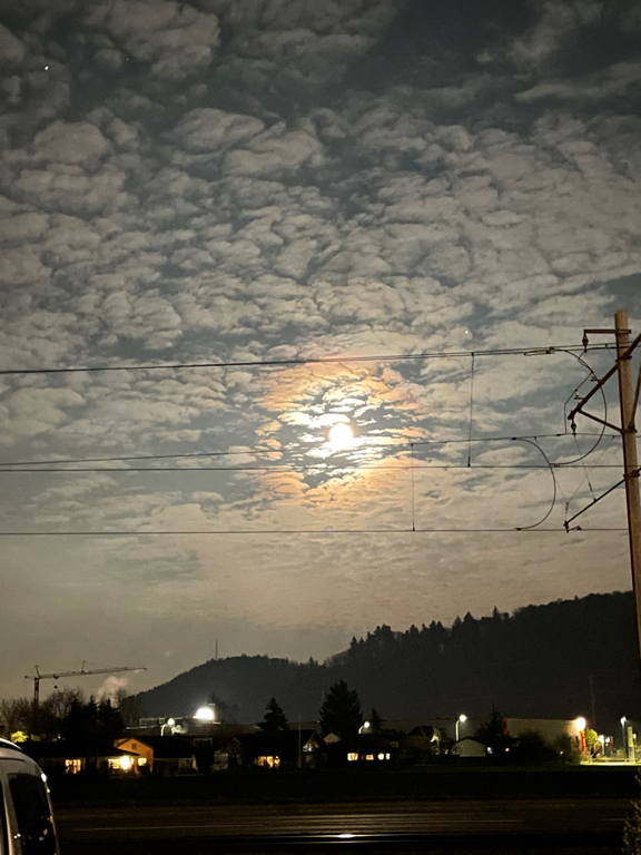 The moon yesterday evening. It looks like the sun.
