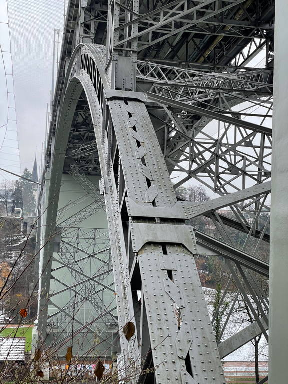 More construction details of the bridge. I like the small diagonal plates connecting to the bridge legs.
