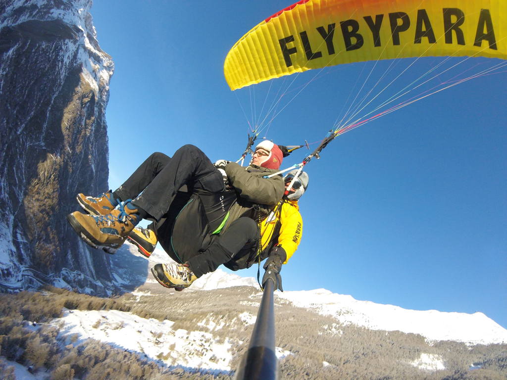 I went paragliding today. I like flying through the sky without any motor noise. And the view was amazing.
