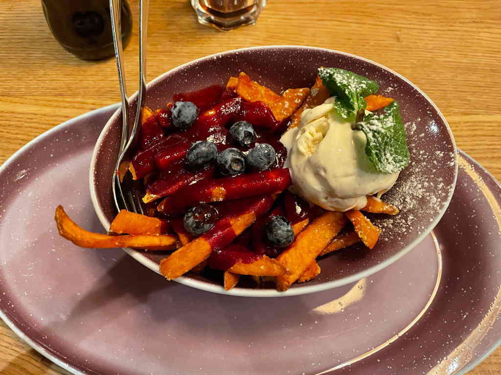 Cool dessert: Sweet potato fries with stewed fruits and vanilla ice cream. Very tasty!
