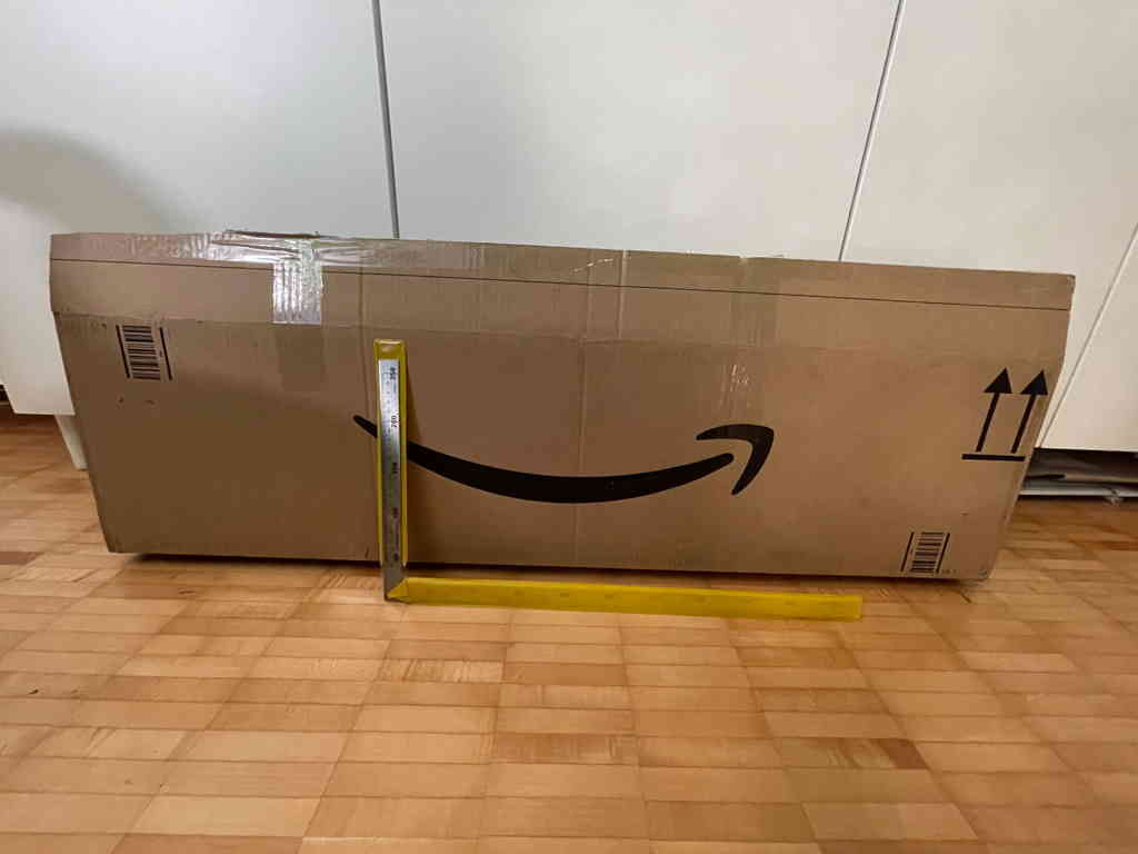 Sometimes I wonder how the packing decisions at amazon are made. The only content of this box was this right angle square with a length of 50cm/25cm. The box is over one meter long.
