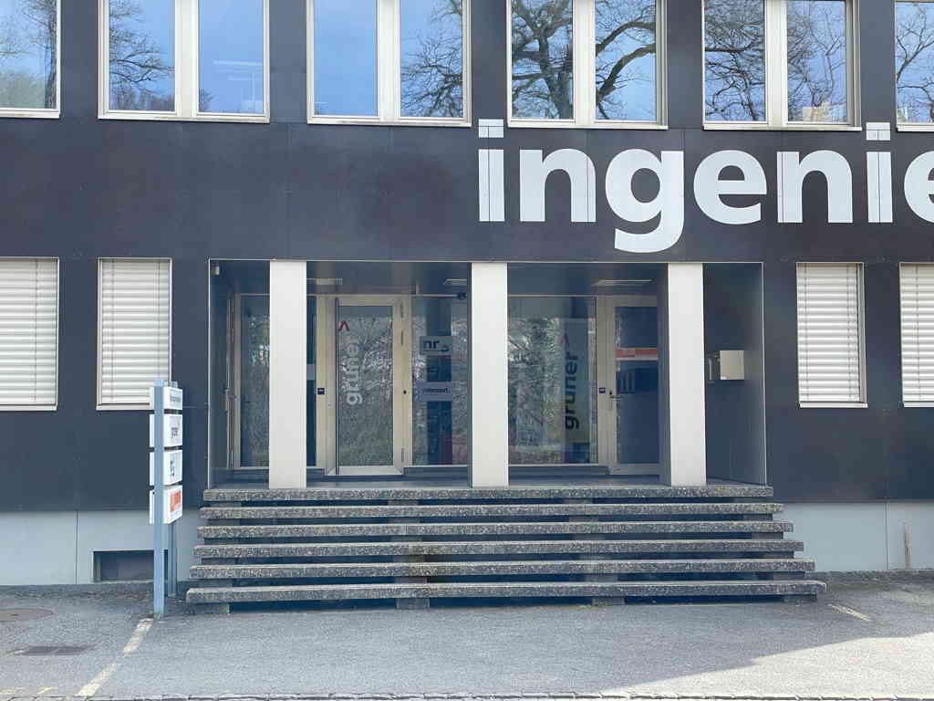 Photo Challenge Day 18 It was hard to find a house I could take a picture of with a portico. I thought they are not common here, but when you look you see many of them. The one in the image is a stretch I think but I let it count for me :-)

