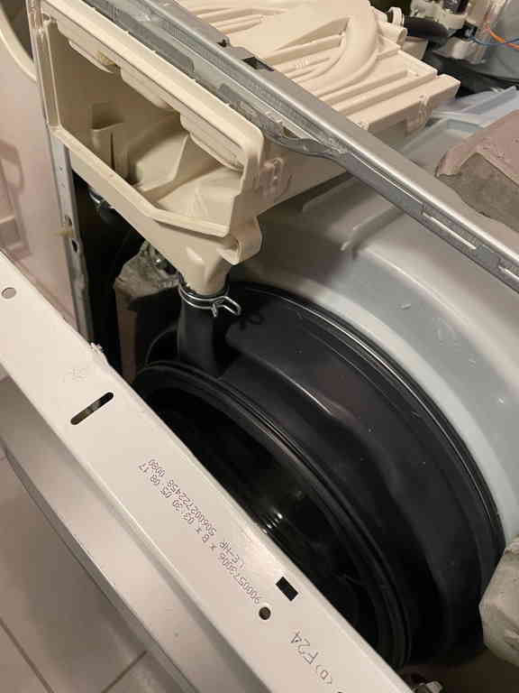 My project today: Switching out the door gasket of our washing machine. I hoped to be able to do it without removing the front, but in the end it was not possible, as I needed more space to connect the water inlet.
