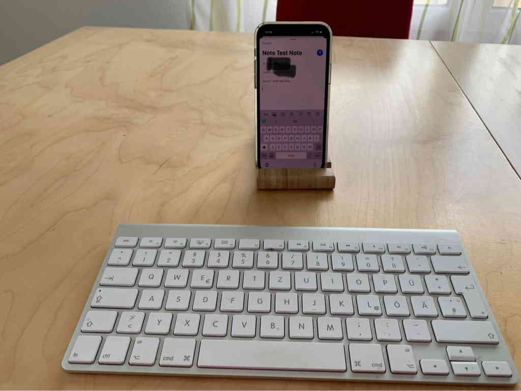 I connected an old keyboard to my iPhone and am experimenting with writing on it.
It works, but the screen is small. I have some issues with special characters, and the keyboard lags a bit.
