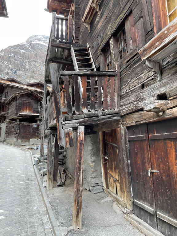 I love this skewed flight of stairs. It looks like it is just keeping upright and could fall over every second now. Somehow it reminds me of Spirited Away.
