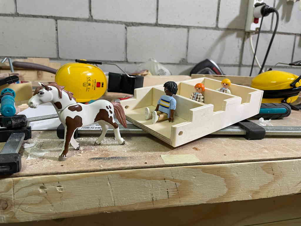 I had some shop time with my little one. We built a carriage/sled for her Playmobil figures. The rope to connect the horse is still missing.

