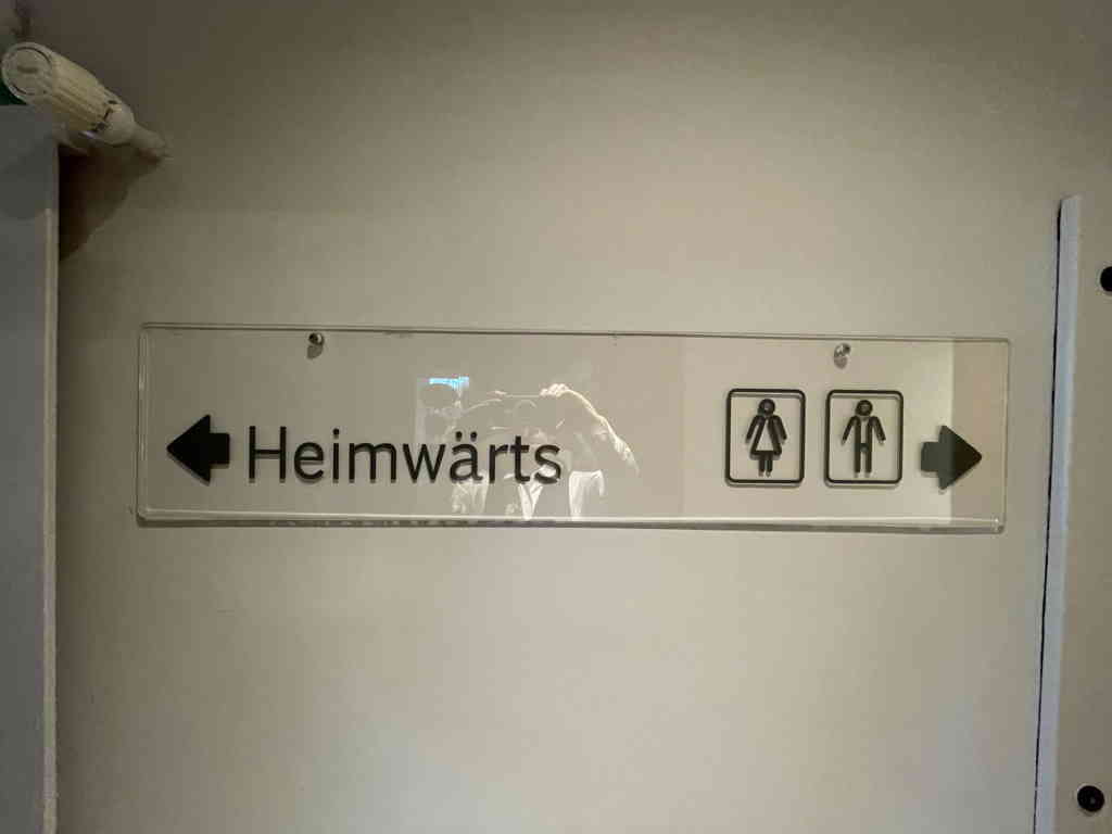 A cool sign I’ve found in the restaurant from yesterday. The image is a signpost. It point to the way home on the left (“Heimwärts” == homeward) and to the toilets on the right (using pictograms).
