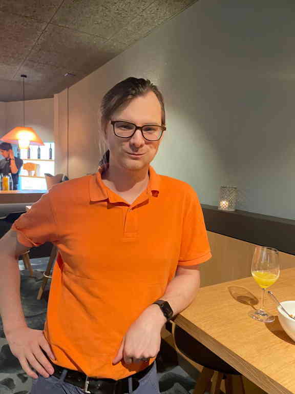 Portrait of me, with colours fitting to my homepage :-D Also from the theater from yesterday.
