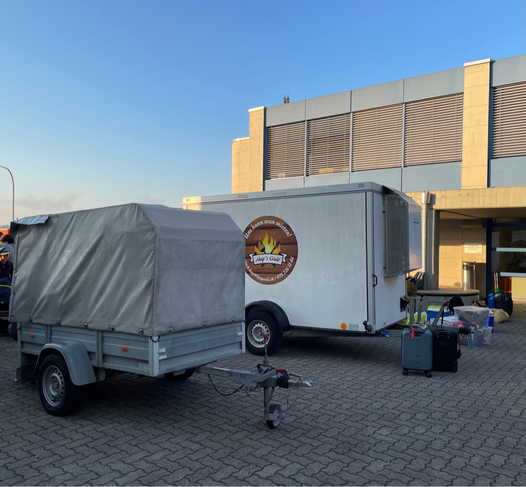 In the center are the two trailers they used for transporting all the camp material. The trailer in the foreground is smaller and covered with a trap. The second on (in the background) has a rigid cabin on top and is also clima controlled.