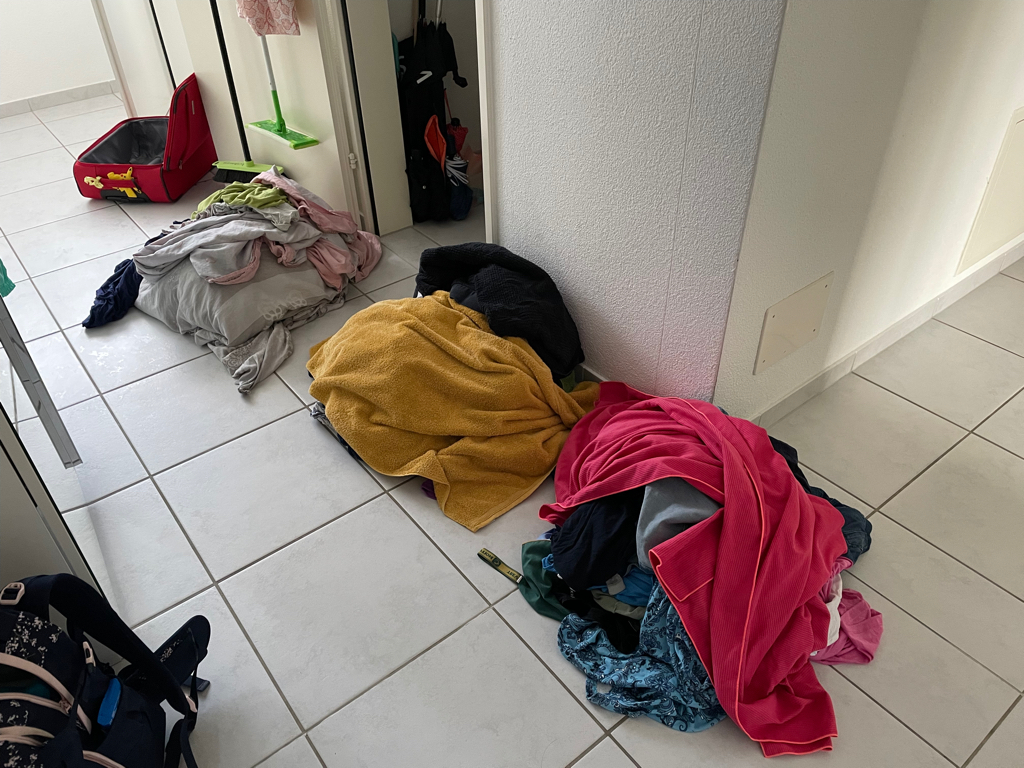 A close-up of our laundry for this week. Three neat piles of laundry. The left most is our bed sheets, in the middle the regular hot-washable stuff and in the front on the right the normal clothes. The laundry is not sorted by color at all.
