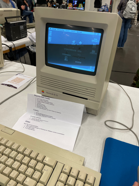 Photo of an Macintosh SE/30. Showing the Finder.