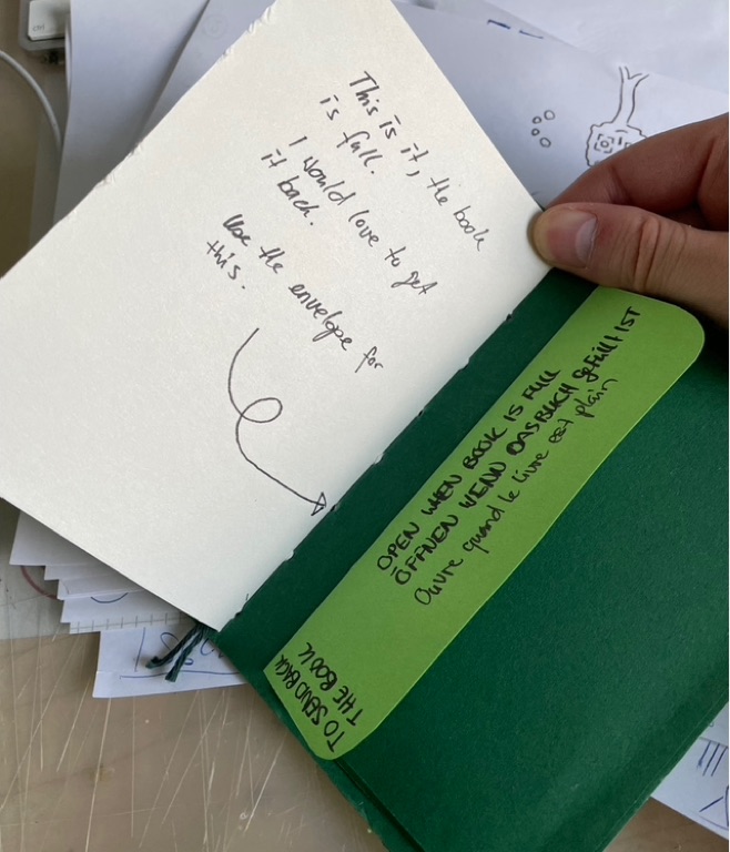 The last page with the instruction to return the full book to me with the included envelope. The envelop is inside a pocket which is glued to the inside of the back cover. The text reads: “This is it, the book is full. I would love to get it back. Use the envelope for this.