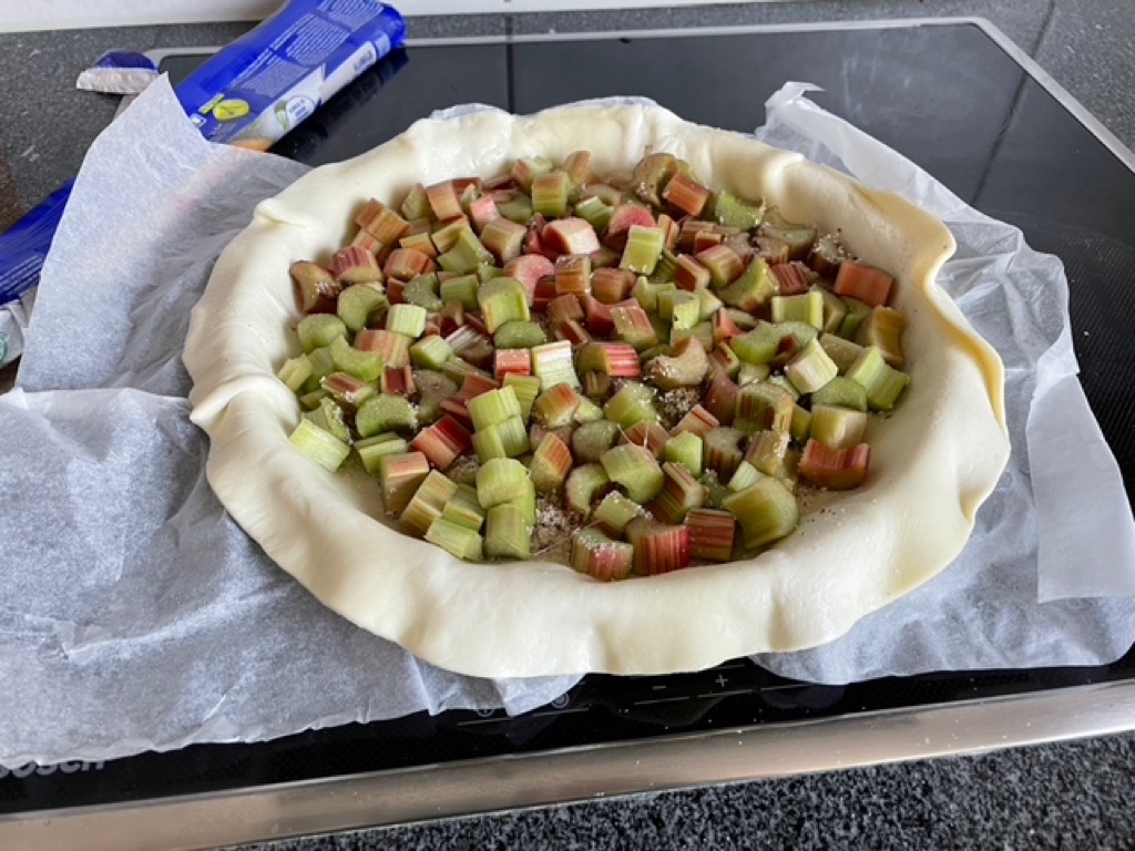 The tart in a round steel pan. Without the custard (not sure this is the right word).