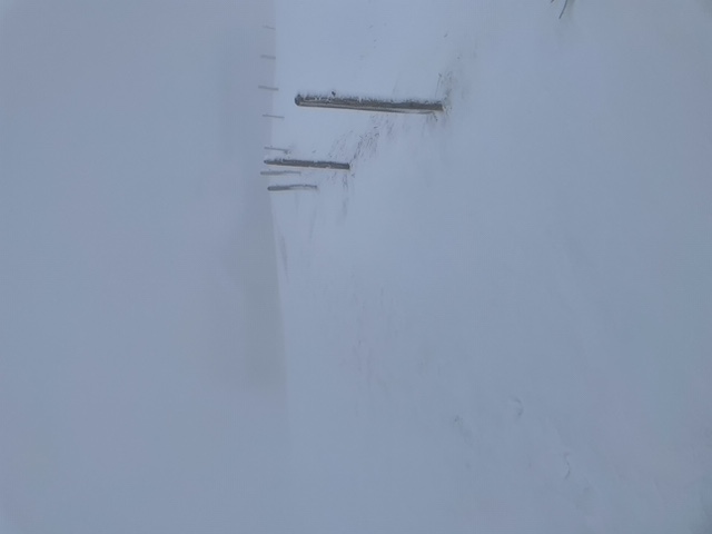 The way to the top marked by guide post on the right. You only see about 10 m in the fog.